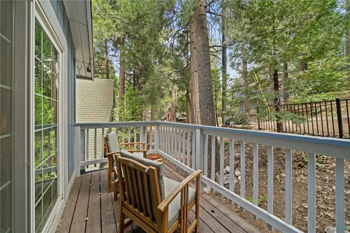 558 W Victoria Court, Lake Arrowhead, California 92352