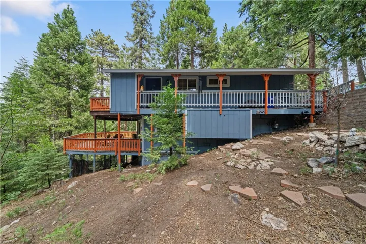 558 W Victoria Court, Lake Arrowhead, California 92352