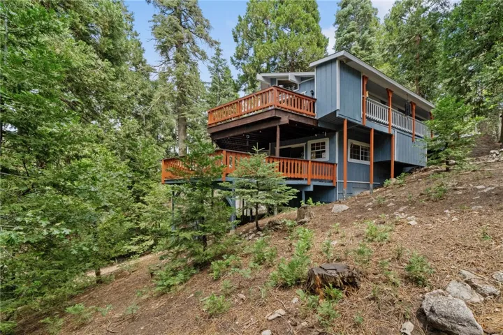558 W Victoria Court, Lake Arrowhead, California 92352