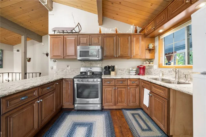 558 W Victoria Court, Lake Arrowhead, California 92352