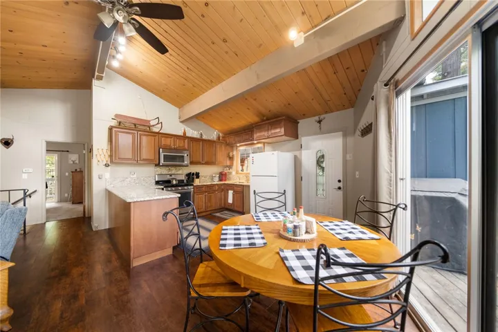 558 W Victoria Court, Lake Arrowhead, California 92352