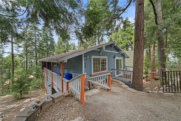 558 W Victoria Court, Lake Arrowhead, California 92352