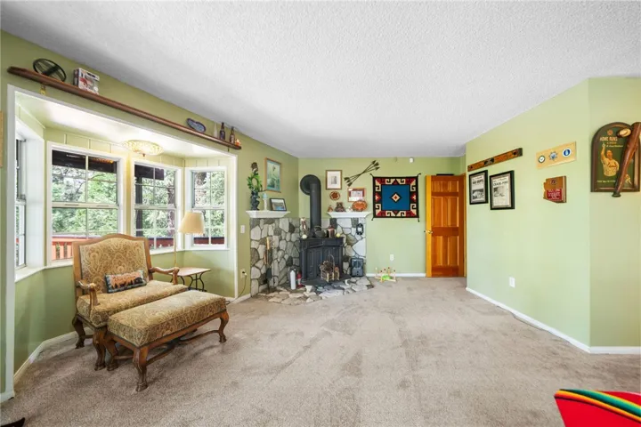 558 W Victoria Court, Lake Arrowhead, California 92352