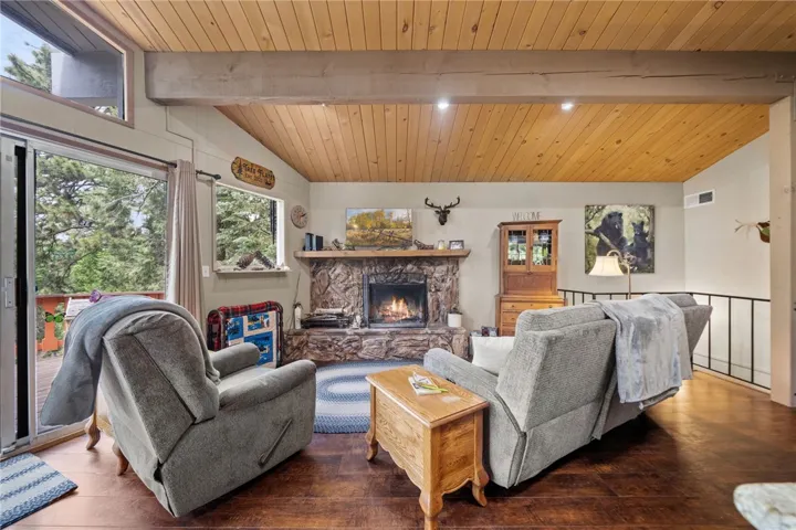 558 W Victoria Court, Lake Arrowhead, California 92352