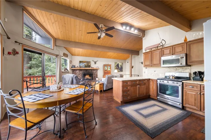 558 W Victoria Court, Lake Arrowhead, California 92352