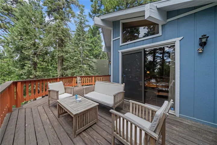 558 W Victoria Court, Lake Arrowhead, California 92352