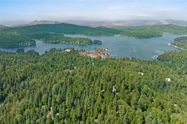 558 W Victoria Court, Lake Arrowhead, California 92352