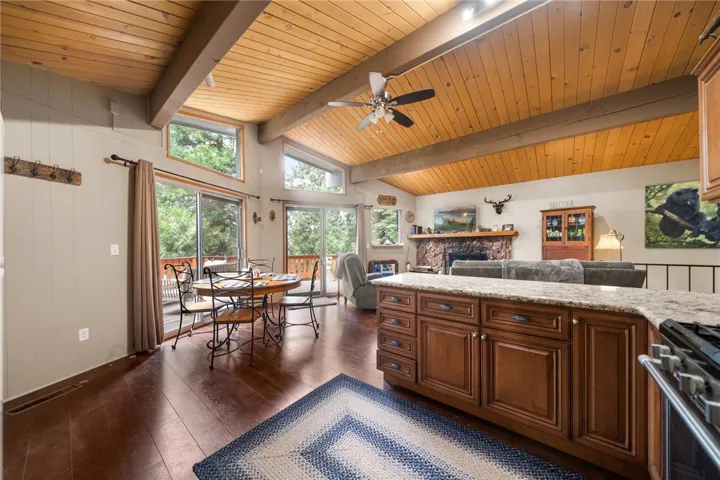 558 W Victoria Court, Lake Arrowhead, California 92352