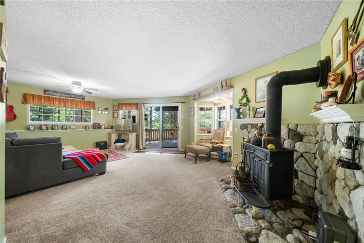 558 W Victoria Court, Lake Arrowhead, California 92352
