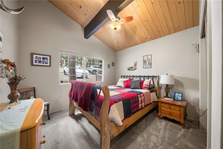 558 W Victoria Court, Lake Arrowhead, California 92352
