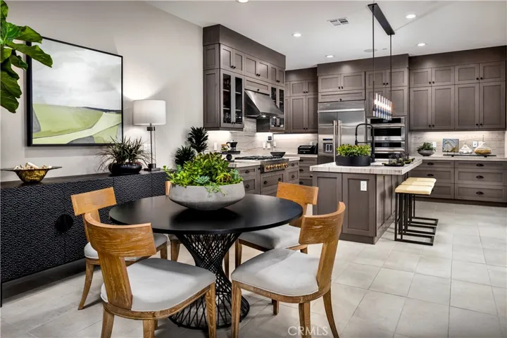 Dinning Area to Kitchen