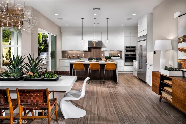 Dinning Room to Kitchen