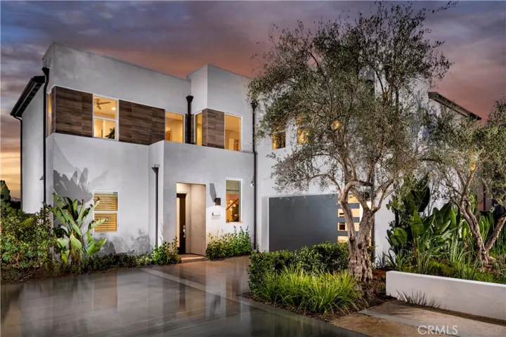 Front Elevation: Scarlet CA Modern