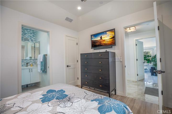Secondary bedroom.