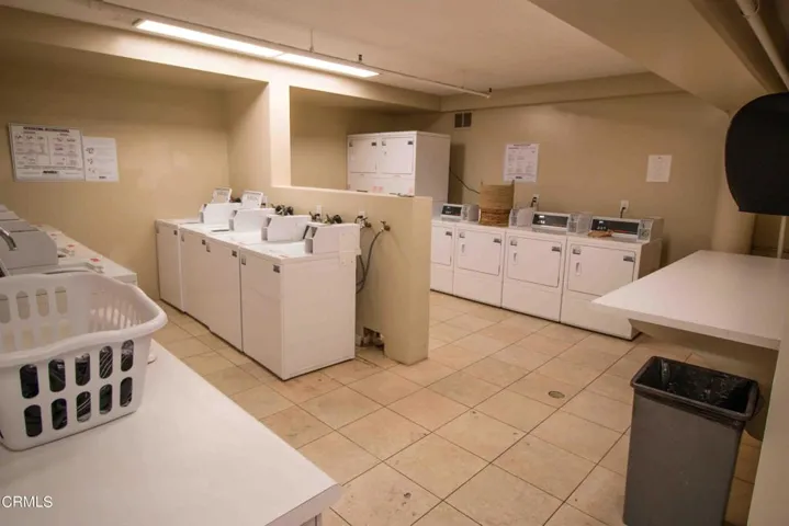 Coin laundry