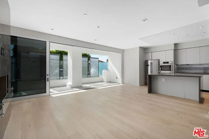 2391 Roscomare Unit 101, Los Angeles, California 90077
