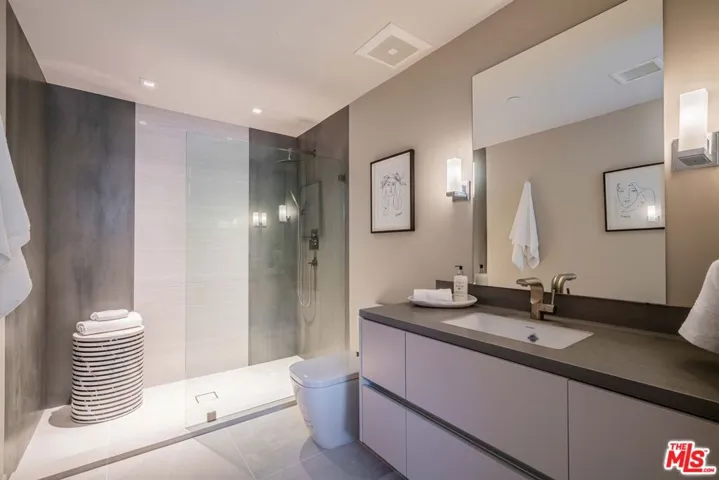 2391 Roscomare Unit 101, Los Angeles, California 90077