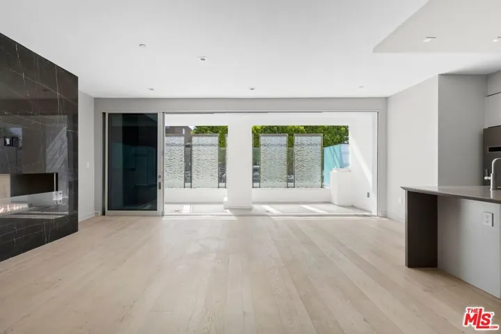 2391 Roscomare Unit 101, Los Angeles, California 90077
