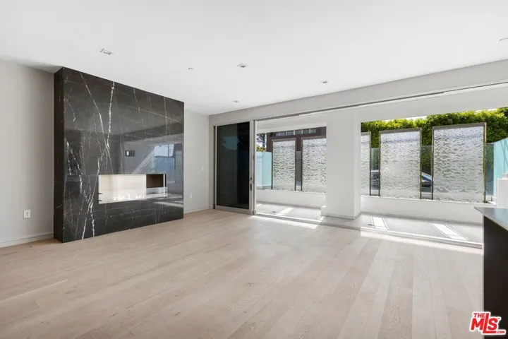 2391 Roscomare Unit 101, Los Angeles, California 90077