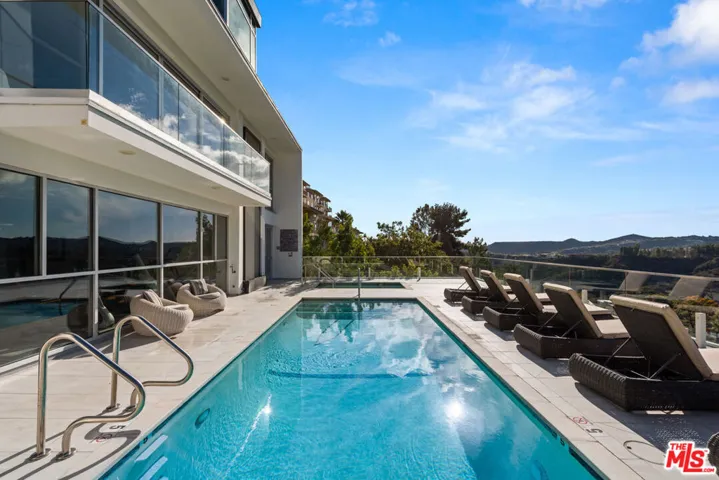 2391 Roscomare Unit 101, Los Angeles, California 90077