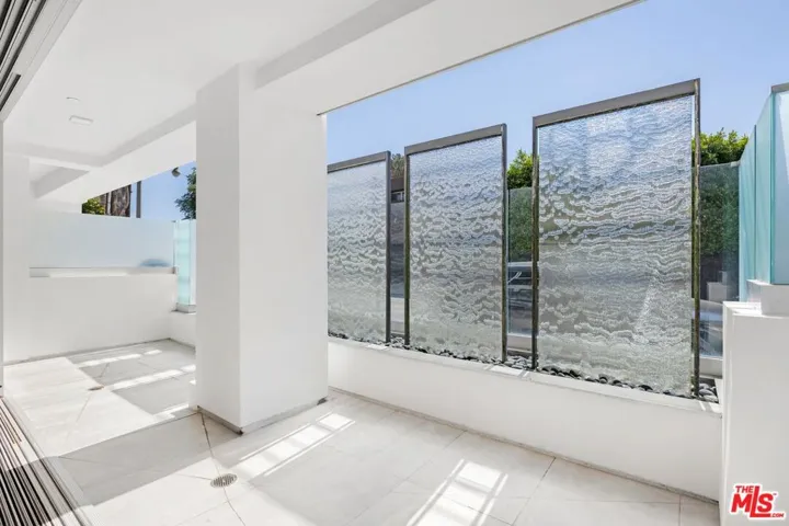2391 Roscomare Unit 101, Los Angeles, California 90077