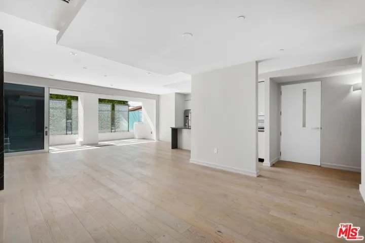 2391 Roscomare Unit 101, Los Angeles, California 90077