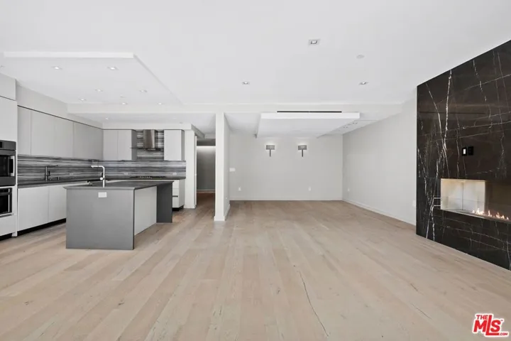 2391 Roscomare Unit 101, Los Angeles, California 90077