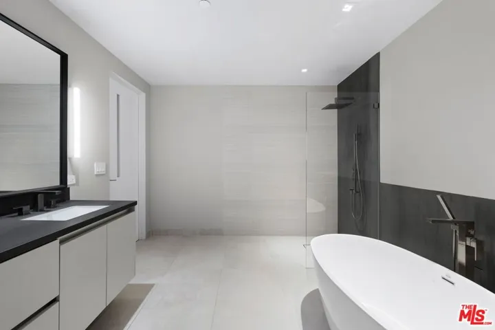 2391 Roscomare Unit 101, Los Angeles, California 90077