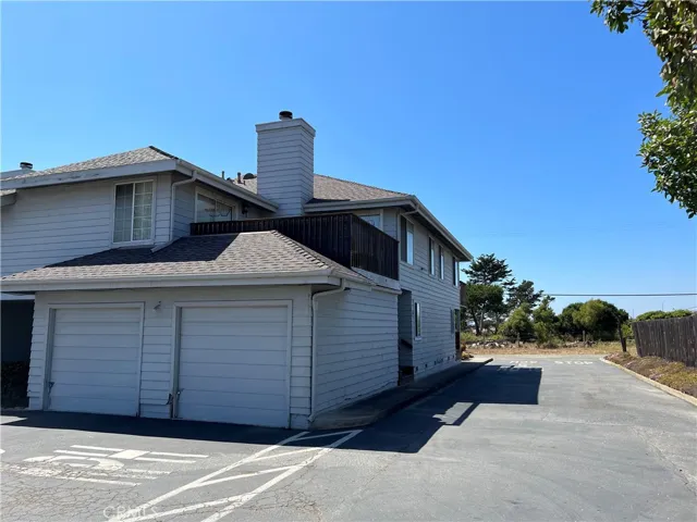 #116 End Unit w/1 car attached garage
