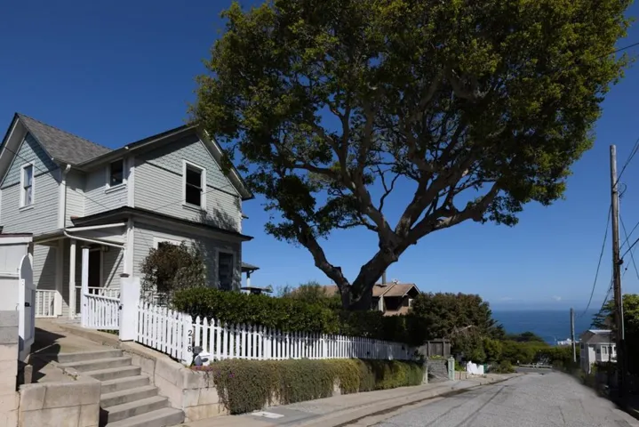 218 4th Street, Pacific Grove, California 93950