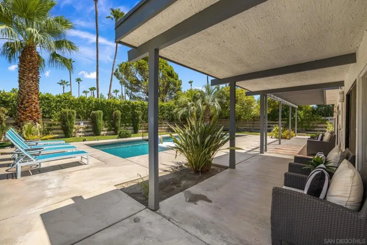 544 N Tercero Circle, Palm Springs, California 92262