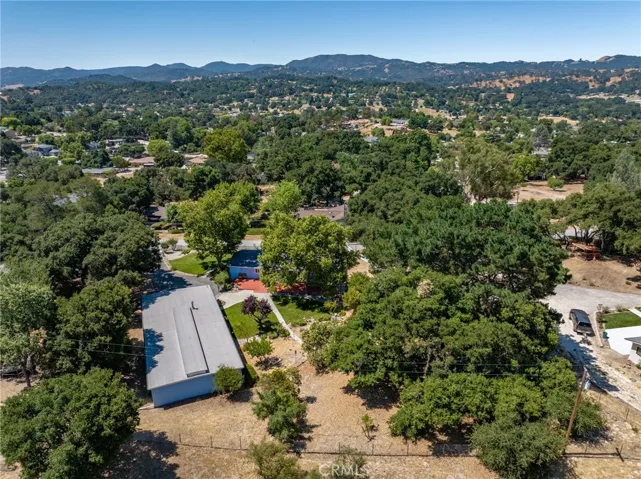 Located close to freeway access so commuting to work or school is quick and easy.