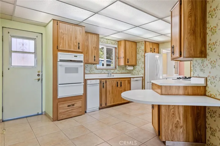The kitchen has a convenient breakfast bar area for either serving or casual meals.
