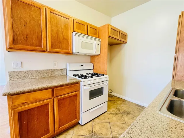 Kitchen- Stove and Microwave included