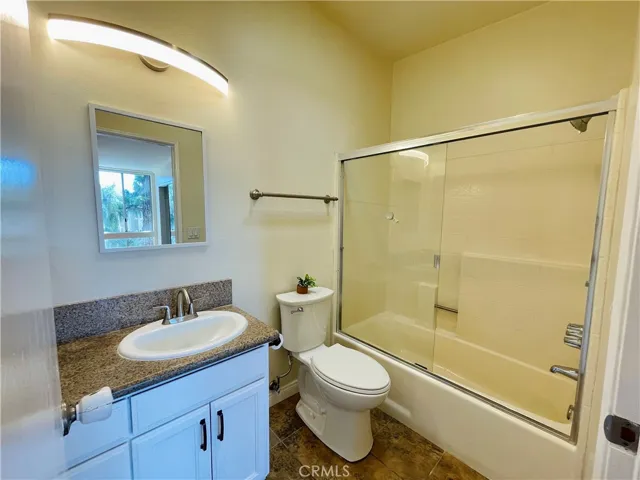 Primary en-suite full bath