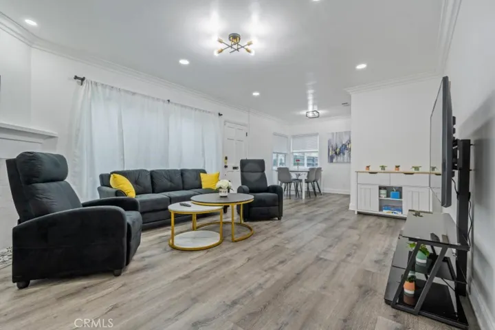 6960 Encino, Lake Balboa, California 91406