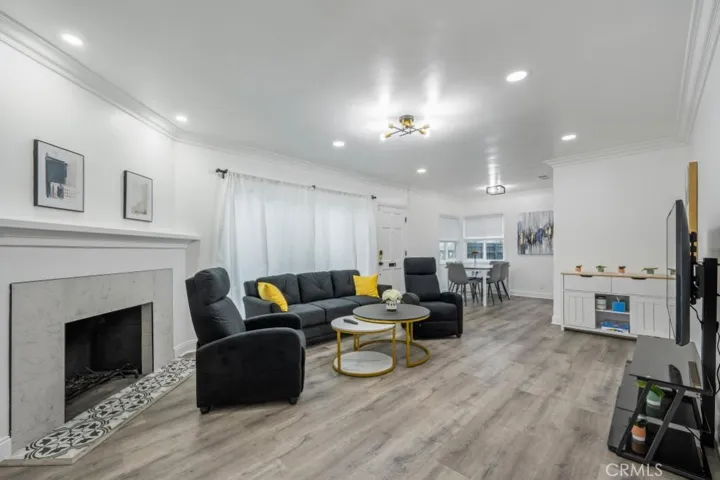 6960 Encino, Lake Balboa, California 91406