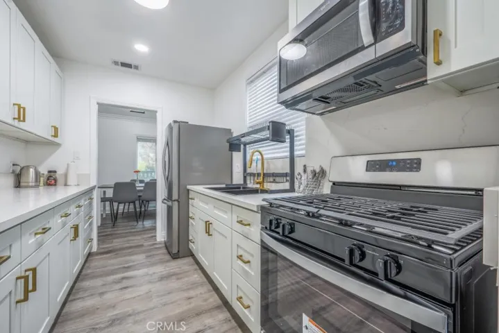 6960 Encino, Lake Balboa, California 91406