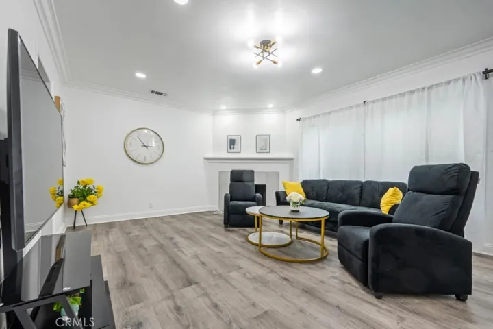 6960 Encino, Lake Balboa, California 91406