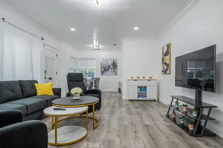 6960 Encino, Lake Balboa, California 91406