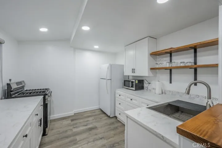 6960 Encino, Lake Balboa, California 91406