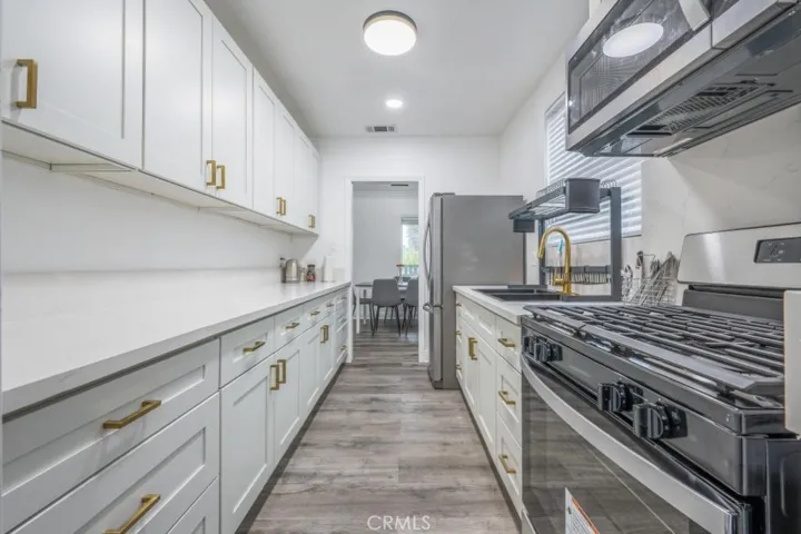 6960 Encino, Lake Balboa, California 91406