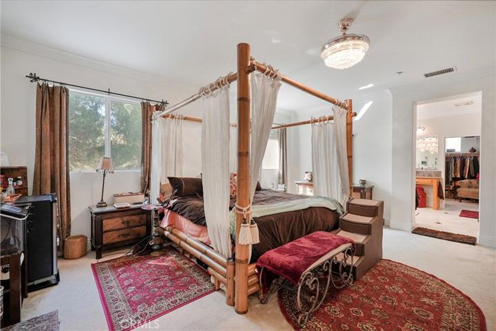 Huge master bedroom, with high ceilings