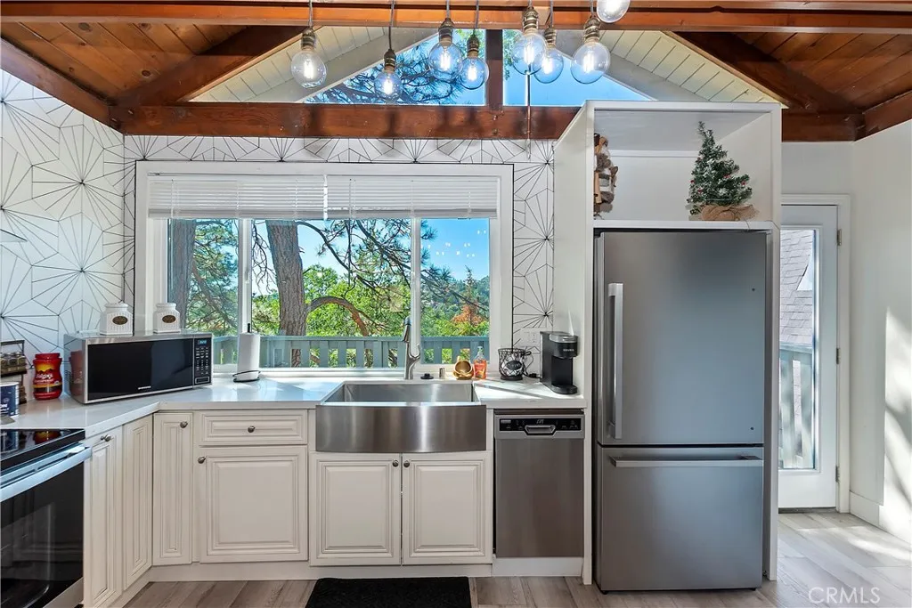 33026 Donner Lane, Arrowbear, California 92382 home-pic-4