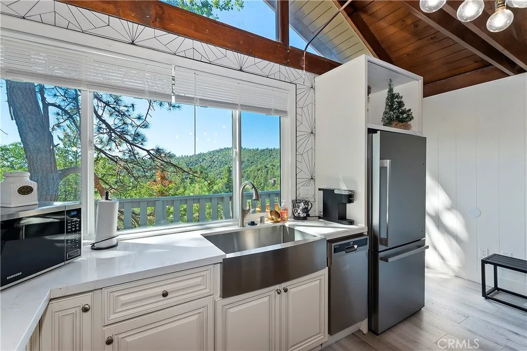 33026 Donner Lane, Arrowbear, California 92382 home-pic-3