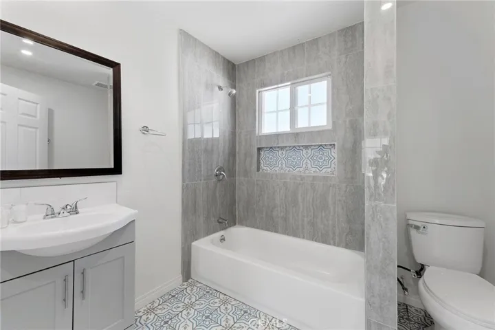 Back Unit bathroom