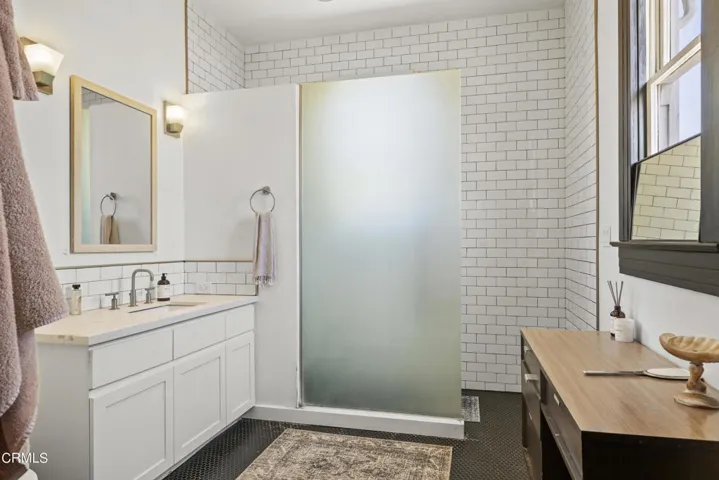 825 E Front St upstairs bathroom