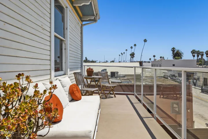 825 E Front St upstairs balcony