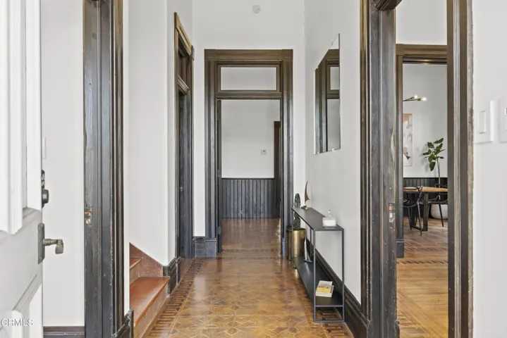825 E Front St foyer