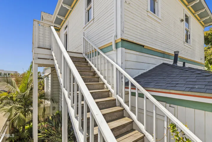 825 E Front St upstairs